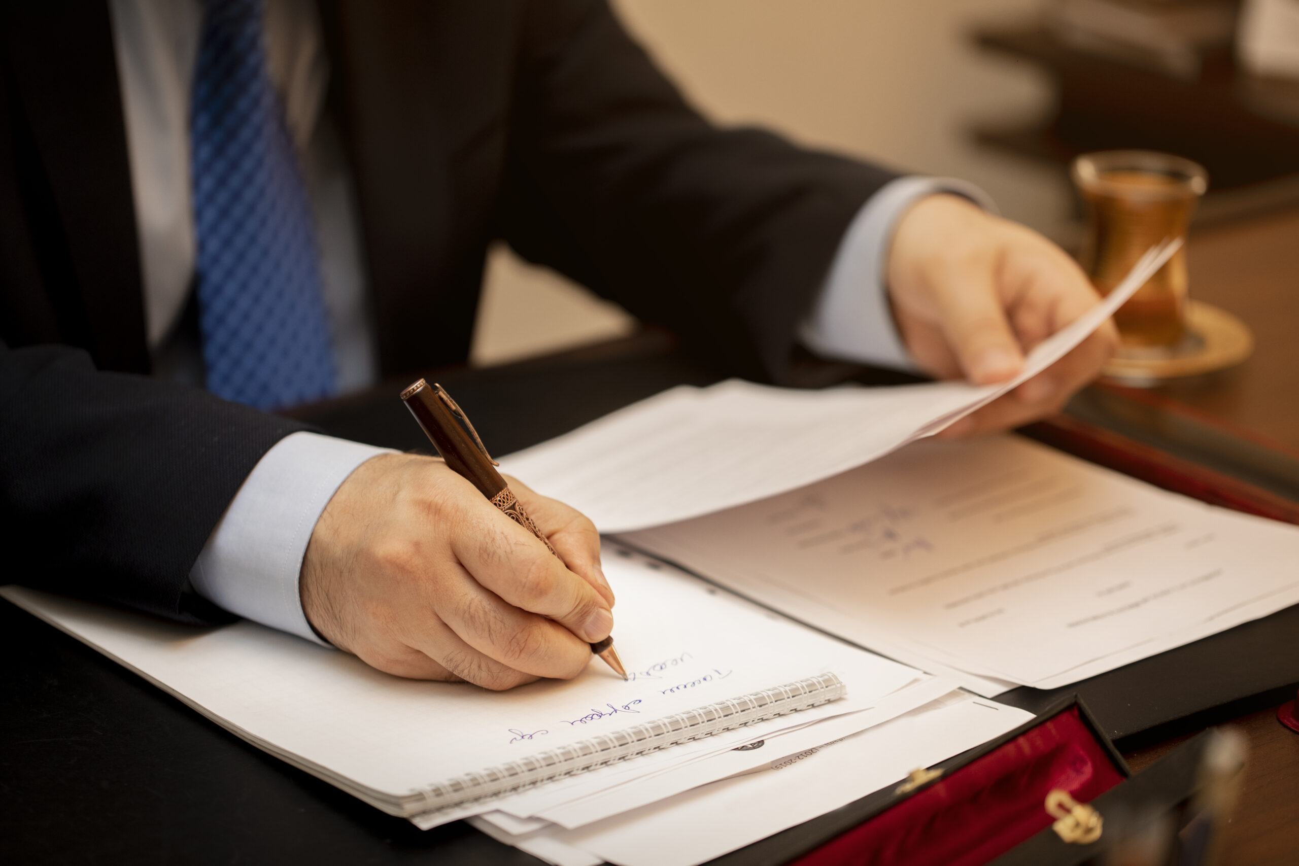 Businessman-signing-important-contract-papers.