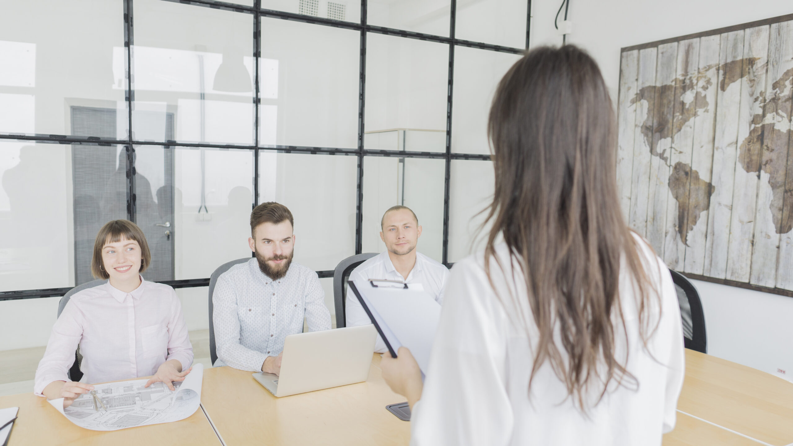 boss-facing-employees-meeting